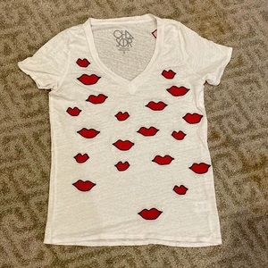 Adorable lips v-neck shirt